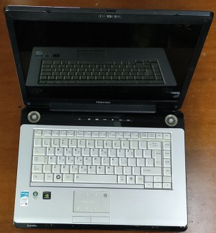 LAPTOP-TOSHIBA-SATELLITE-A200-1AE-2
